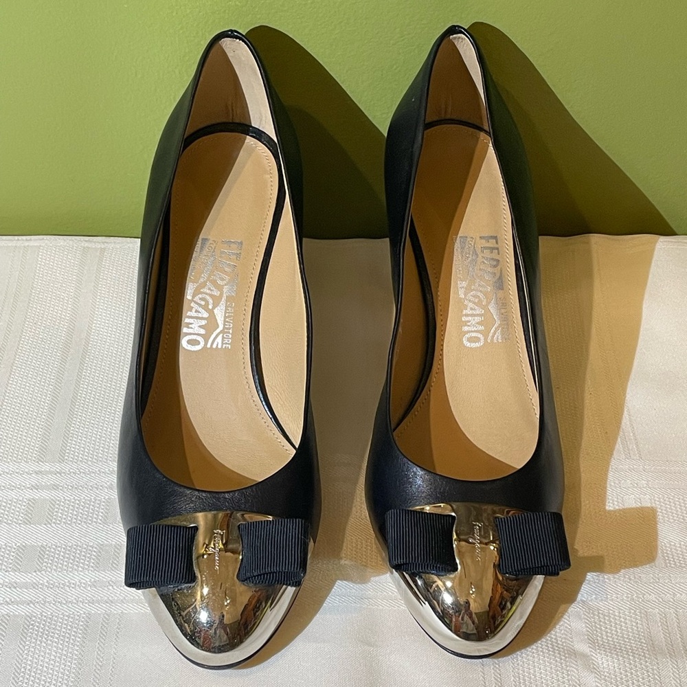 New Salvatore Ferragamo Black Leather Nara Gold Tone Metal Cap Toe Pumps - 9.5